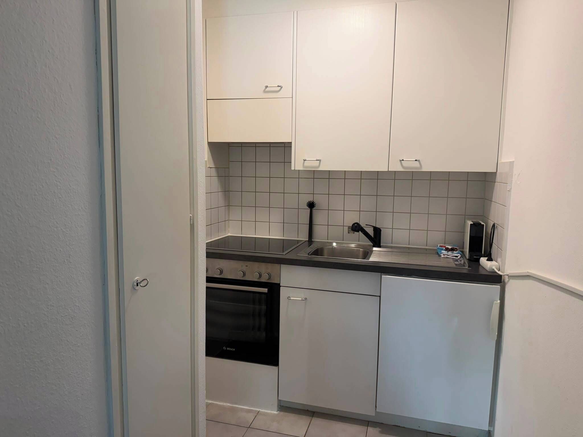 Kaffetrakter/tekoker, kjøleskap, kokeplater og brødrister