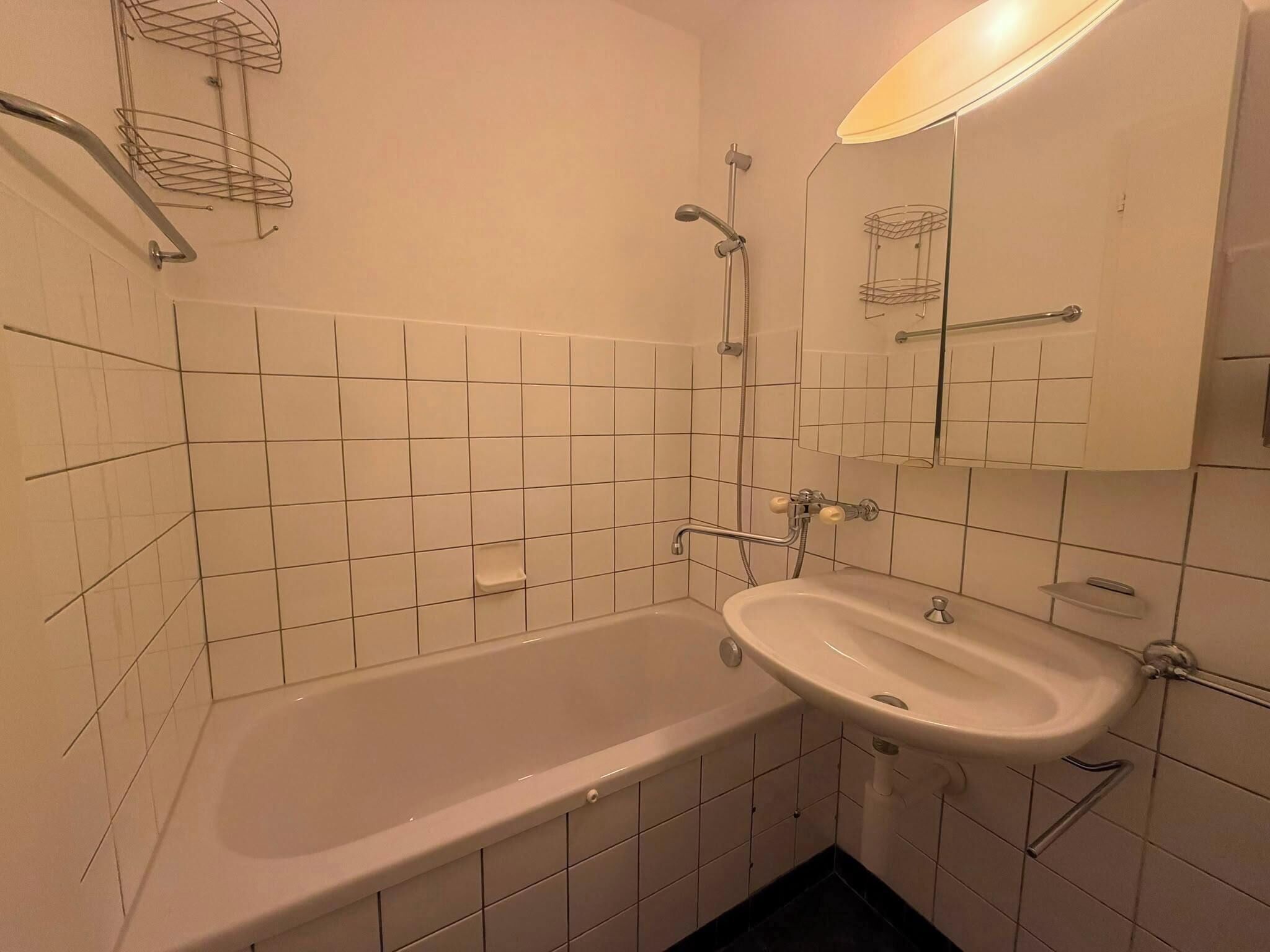 Douche, sèche-cheveux, serviettes fournies, shampoing