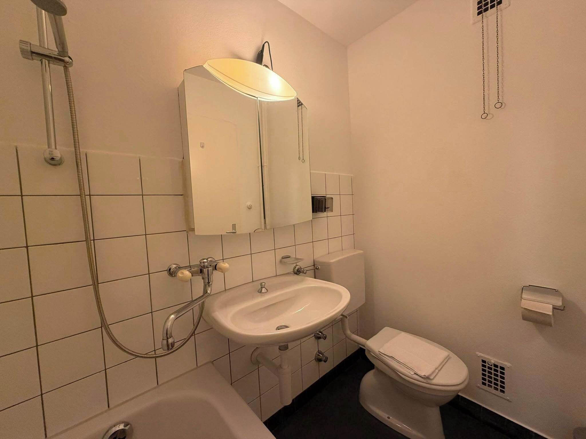Douche, sèche-cheveux, serviettes fournies, shampoing