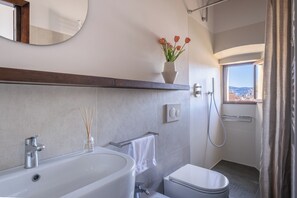 A bathroom with a bathtub, toilet, and shower. - Casa Magnoli by MMega (Firenze)