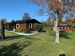 A house with a porch, a hammock, and a small shed. - Holiday Near Beach and Coastal Nature (Gørlev)