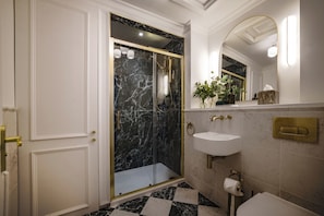 Doccia, asciugacapelli, asciugamani, sapone