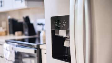 Cafetera y tetera, refrigerador, microondas y horno