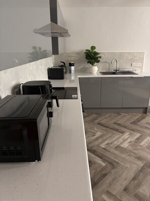 Private kitchen - Springbank Apartments 3 Bed - Garden View (Southport)