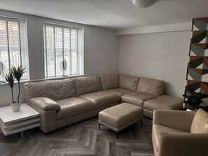 Living area - Springbank Apartments 3 Bed - Garden View (Southport)