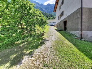 Ein Kiesweg führt zu einem Gebäude mit Bergblick.