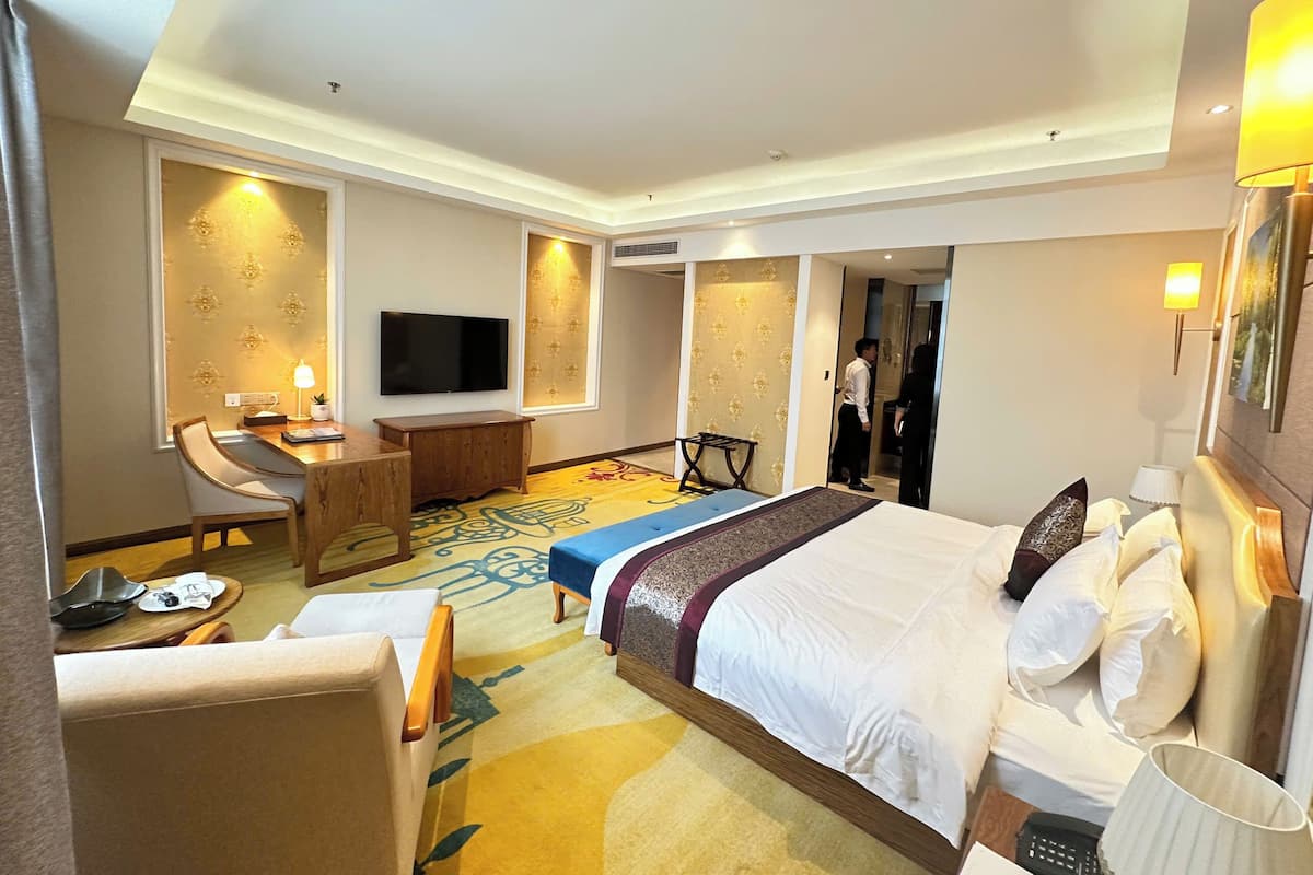 Deluxe Double Room Single Use | In-room safe, desk, iron/ironing board (on request), WiFi (free)