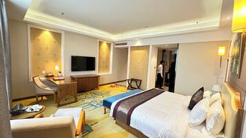 Deluxe Double Room Single Use | In-room safe, desk, iron/ironing board (on request), WiFi (free)