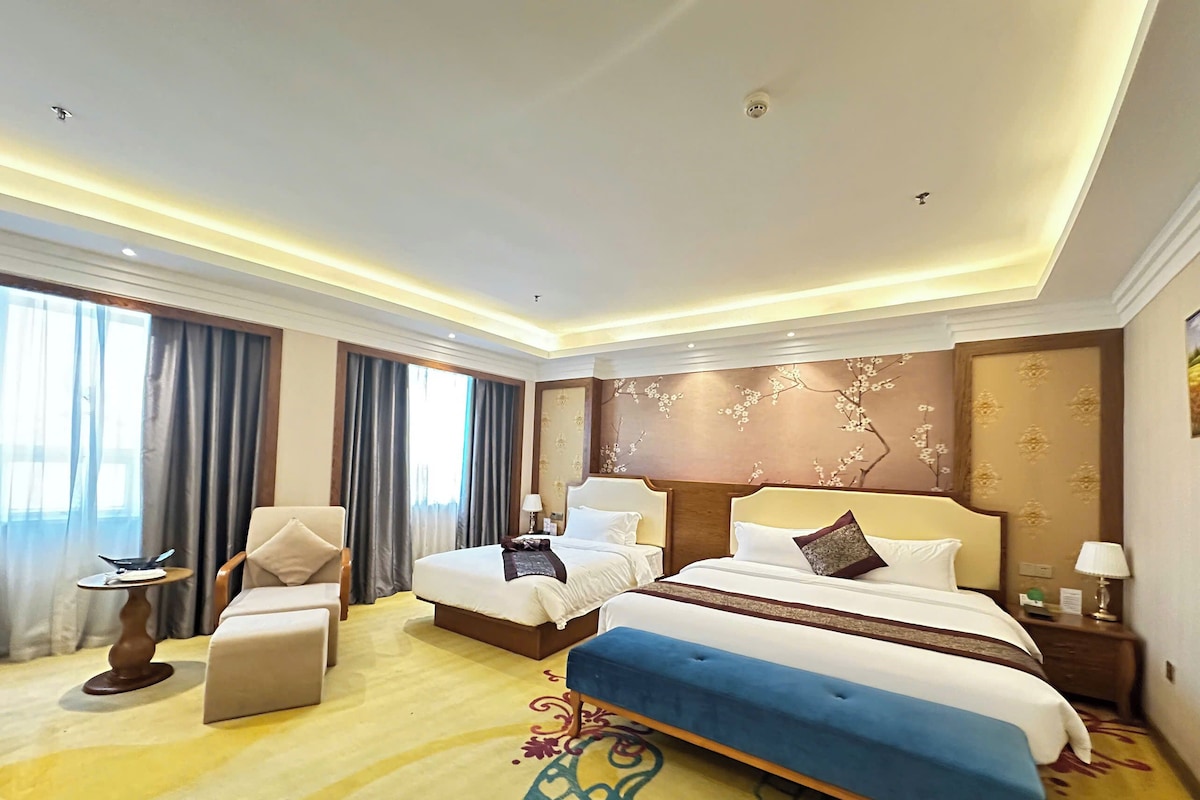 Deluxe Double Room | In-room safe, desk, iron/ironing board (on request), WiFi (free)