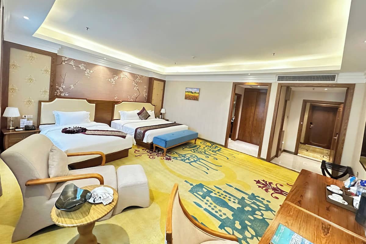 Deluxe Double Room | In-room safe, desk, iron/ironing board (on request), WiFi (free)