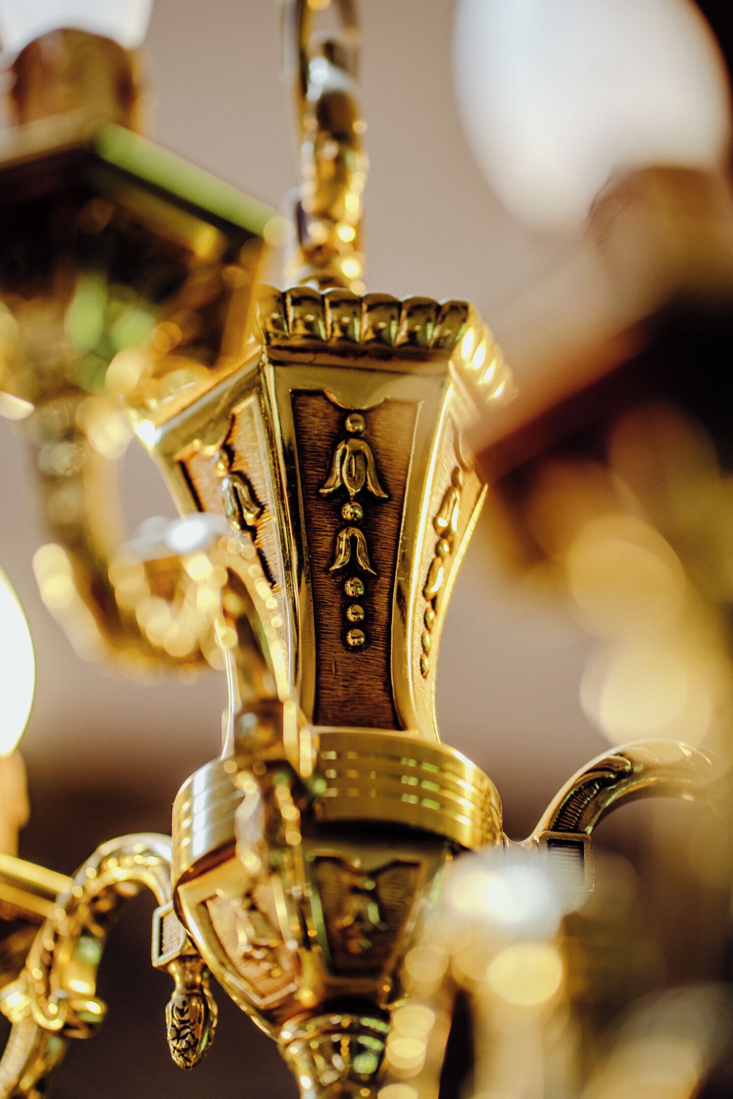 Primer plano de un candelabro con detalles metálicos intrincados y un elemento decorativo central.