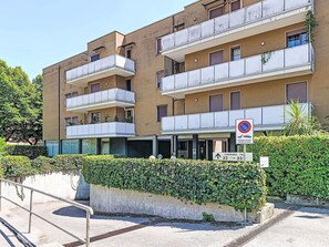 Ein mehrgeschossiges Gebäude mit Balkonen, einem Verbotsschild und einem Schild, das Eigentumswohnung Nummer 23 angibt.