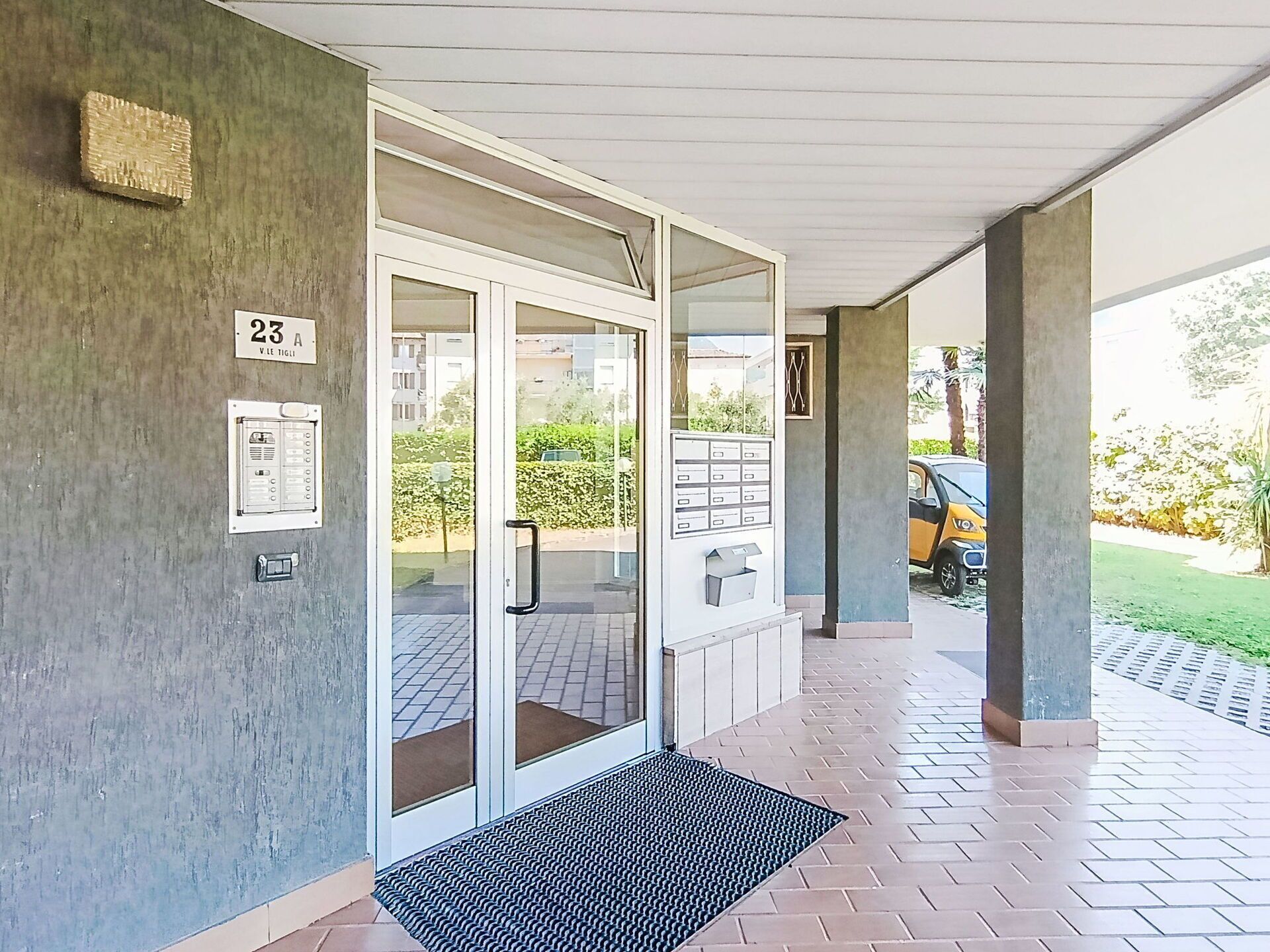 Flooring, Fussboden, T ür, Decke, Interior Design, Verbundwerkstoff, Home Door, Schatten, Holzbeize
