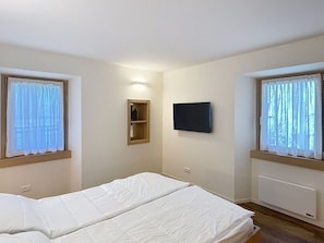2 bedrooms, travel cot, free WiFi