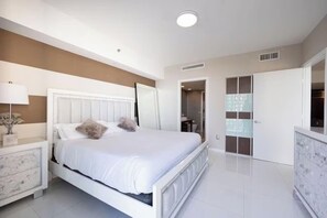 2 bedrooms, desk, Internet, bed sheets - Icon brickell | luxury highrise 31st floor (Miami)