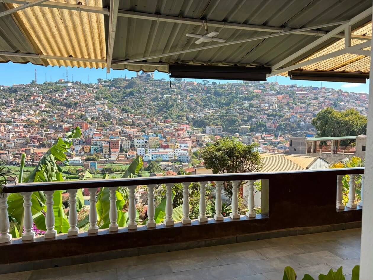 Ein Balkon mit Blick auf eine dicht bebauten Hügelstadt.