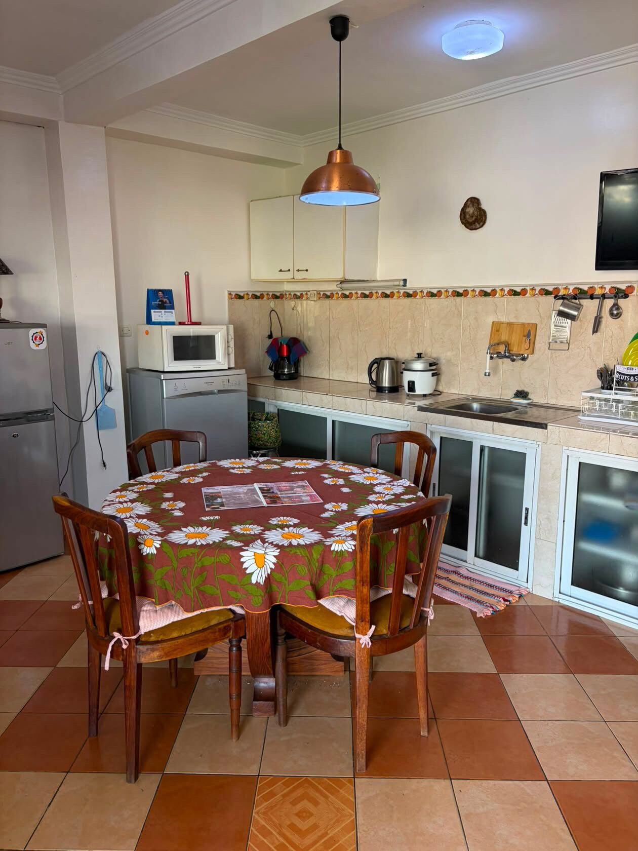Coffee/tea maker, fridge, microwave, oven