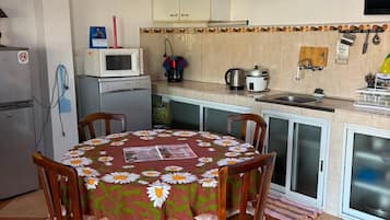 Coffee/tea maker, fridge, microwave, oven