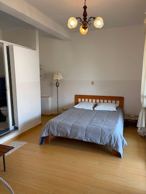 Tabla de planchar con plancha, wifi gratis y ropa de cama 