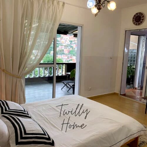 Appartement équipé avec terrasse panoramique et vue sur le Rova