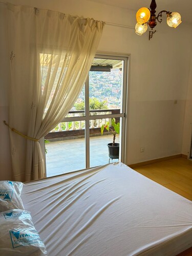 Appartement équipé avec terrasse panoramique et vue sur le Rova