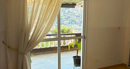 Appartement équipé avec terrasse panoramique et vue sur le Rova