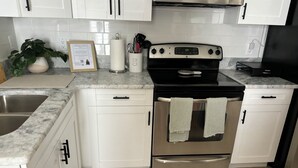 Cafetera y tetera, refrigerador, microondas y horno 