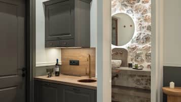 Premium Suite | Bathroom | Shower, free toiletries, hair dryer, towels