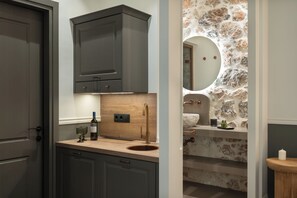 Premium Suite | Bathroom | Shower, free toiletries, hair dryer, towels - Kosmitis Suites Athens (Athina)