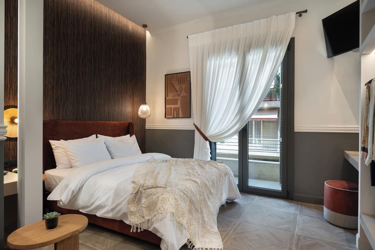 Suite junior | Caja de seguridad en la habitación, cortinas blackout y insonorización
