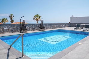 Una piscina al aire libre, una piscina climatizada