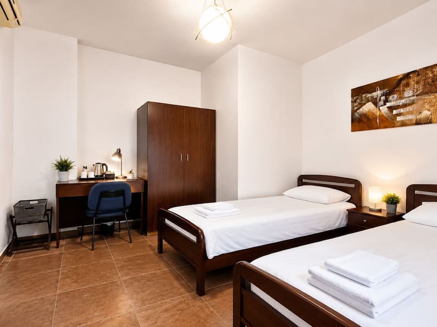 Minibar y caja de seguridad en la habitación