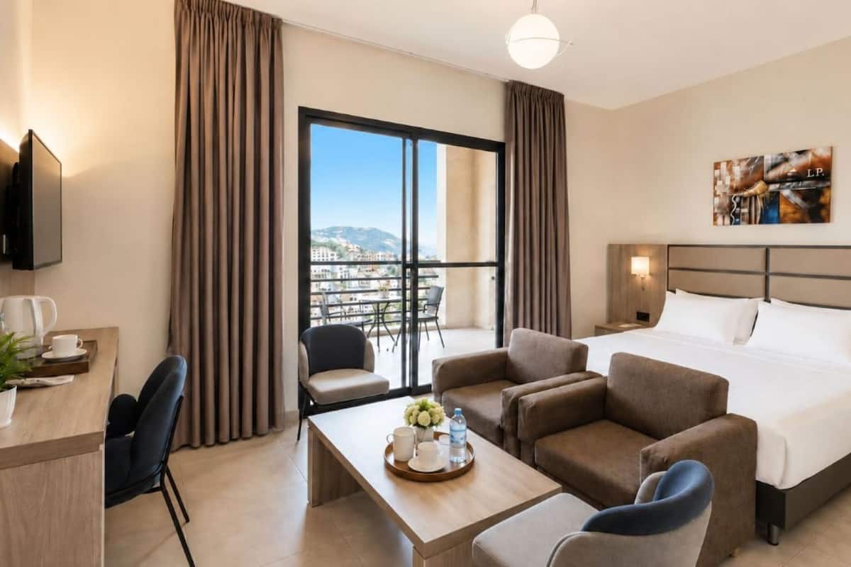 Suite ejecutiva, balcón, vistas a la ciudad | Minibar, caja fuerte, tabla de planchar con plancha y wifi gratis