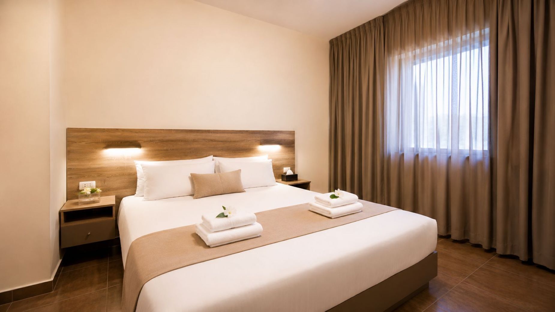 Senior suite, balkon, uitzicht op stad | Een kluis op de kamer, een bureau, een laptopwerkplek