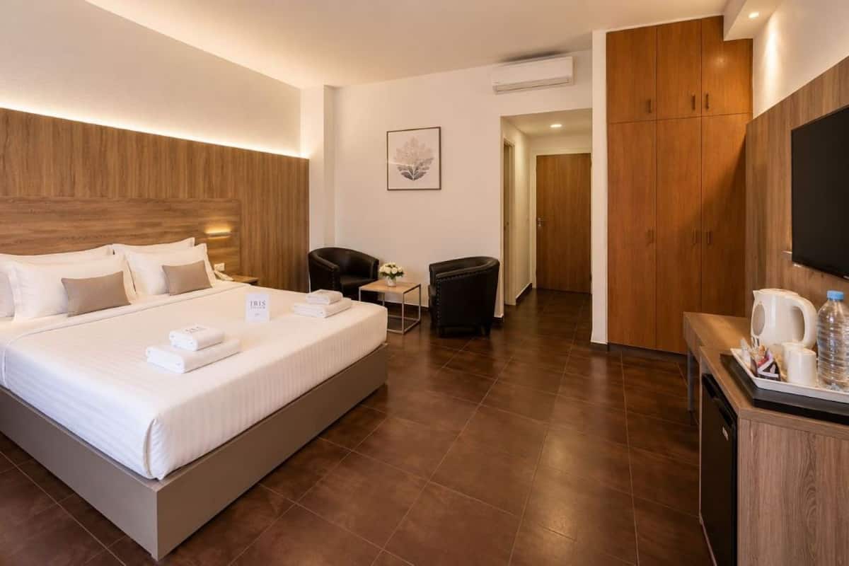 Habitación Deluxe, balcón, vistas a la ciudad | Minibar, caja fuerte, tabla de planchar con plancha y wifi gratis