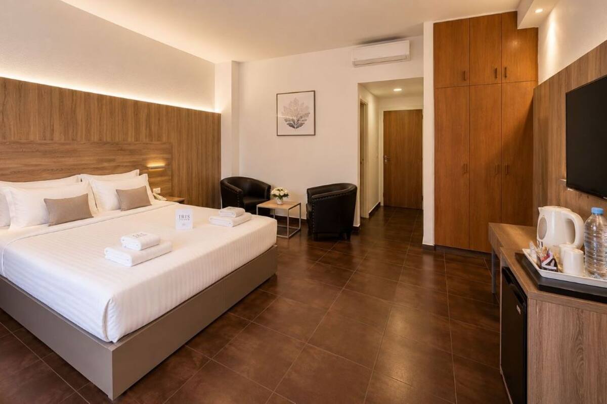 Habitación Deluxe, balcón, vista a la ciudad | Minibar y caja de seguridad en la habitación