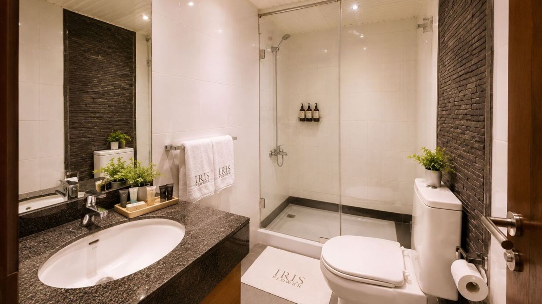Suite senior, balcón, vista a la ciudad | Baño | Tina con regadera, amenidades de baño gratuitas, secadora de cabello 