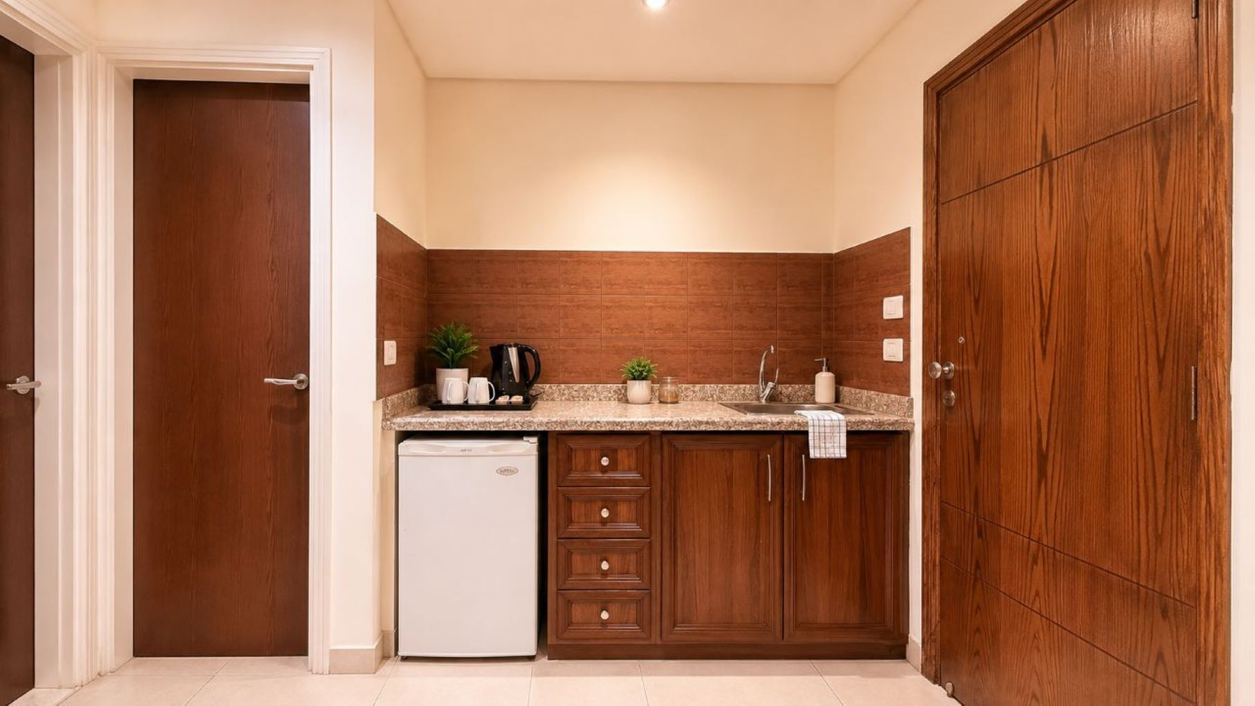 Suíte júnior, sacada, vista para a cidade | Cozinha privada | Cafeteira/chaleira, chaleira elétrica