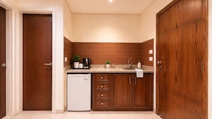 Suite junior, balcón, vistas a la ciudad | Cocina privada | Cafetera o tetera y hervidor eléctrico