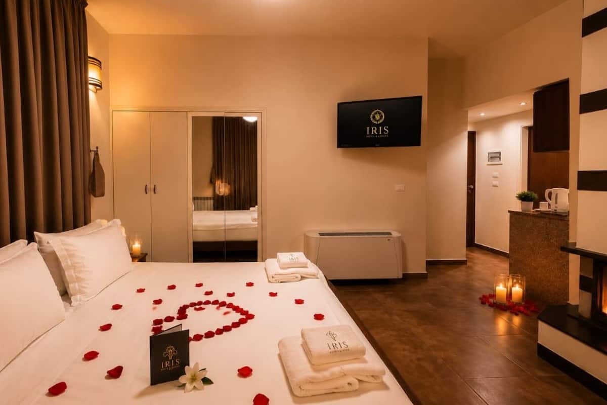 Suite de lujo, balcón, vistas a la montaña | Minibar, caja fuerte, tabla de planchar con plancha y wifi gratis