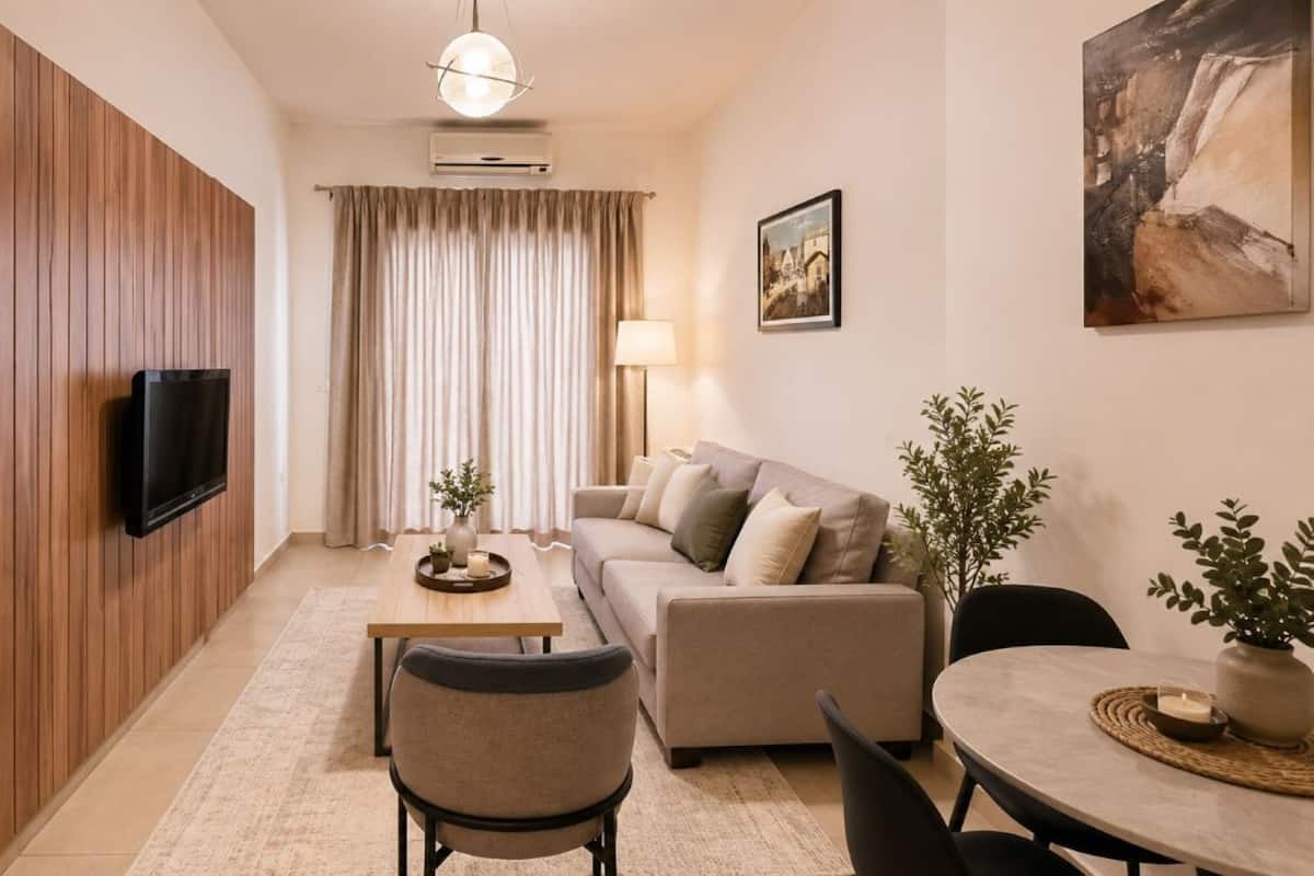 Suite junior, balcón, vistas a la ciudad | Zona de estar | Televisión de plasma de 116 cm con canales por satélite