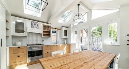 Charming 3-Bedroom-3 Bathroom House near Oxford City Centre with Private Parking