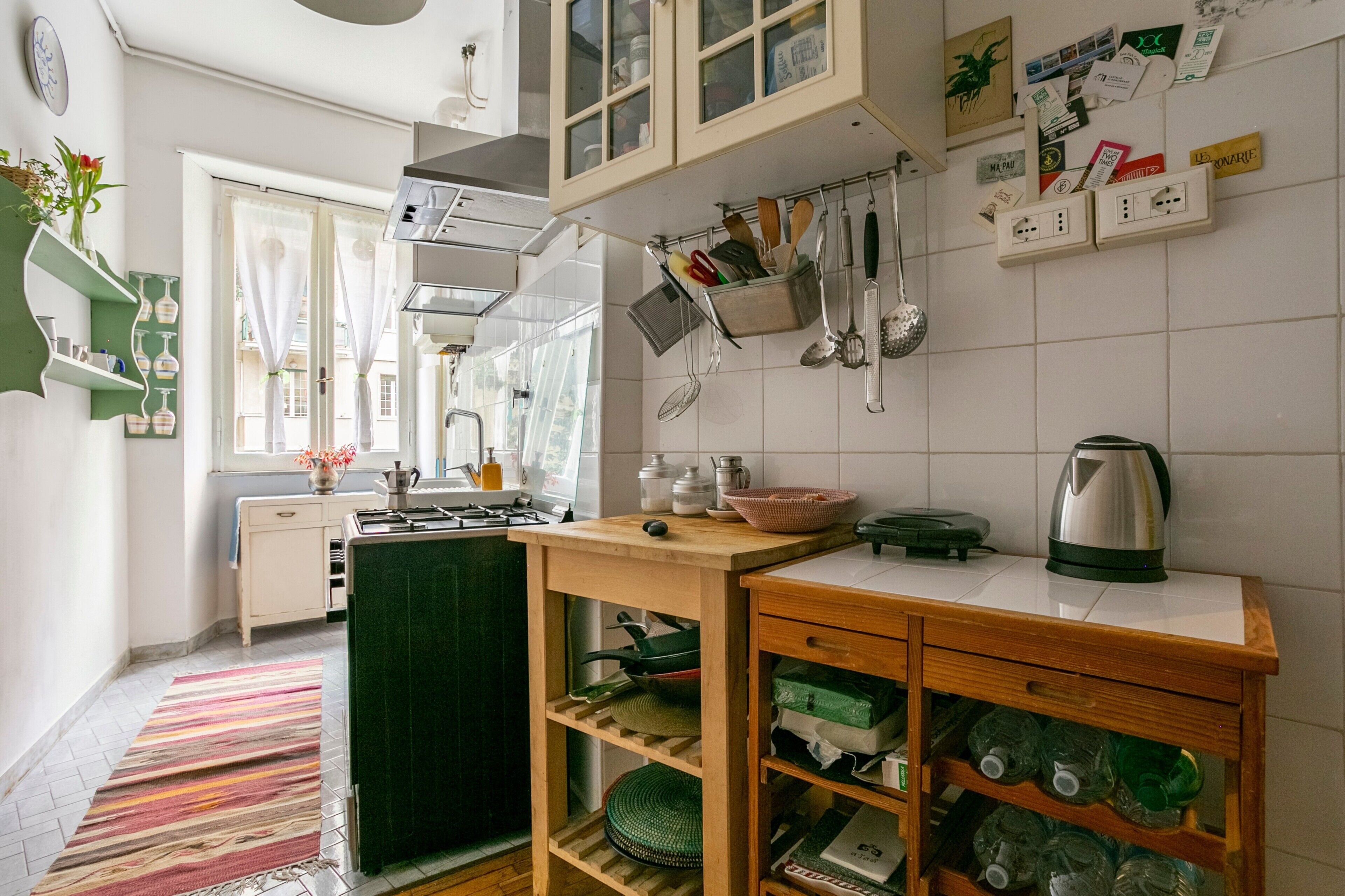Cafetière/bouilloire, réfrigérateur, four, plaque de cuisson
