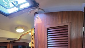 Un bagno con una porta in legno, un lavandino e uno specchio.