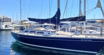 3-Bed Yacht in Muskegon w/ Sail Kayaks \& Beach Trail/AC/Heat/wireless internet