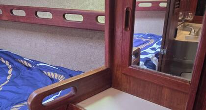 3-Bed Yacht in Muskegon w/ Sail Kayaks \& Beach Trail/AC/Heat/wireless internet