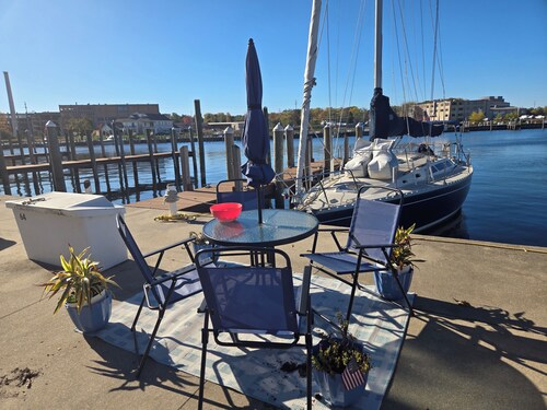  3-Bed Yacht in Muskegon w/ Sail Kayaks \& Beach Trail/AC/Heat/wireless internet