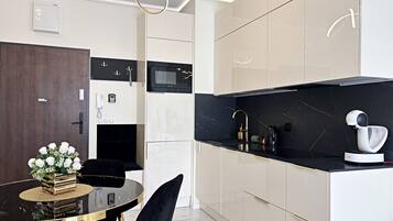 Comfort Apartment, Balcony, River View | Private kitchen