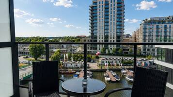 Comfort Apartment, Balcony, River View | Living room