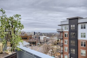 Een meerhoog gebouw met een modern architectuur, met balkons en grote ramen.